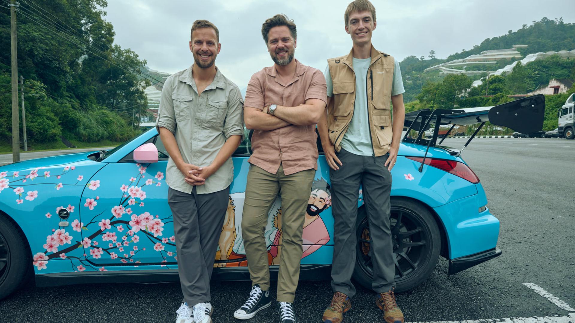 سه مجری جدید تور بزرگ (The Grand Tour) در کنار خودروی آبی با طرح گل شکوفه