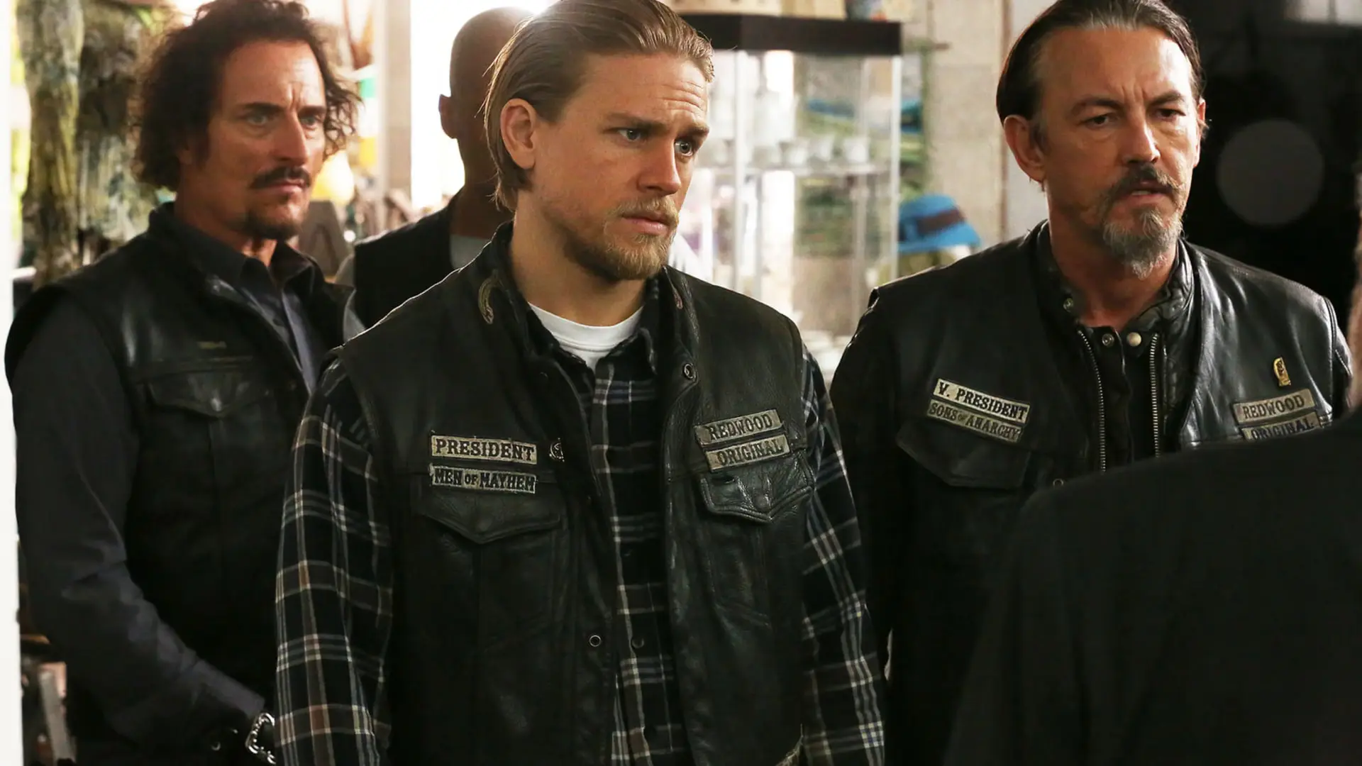 بازیگران سریال Sons of Anarchy (Sons of Anarchy) با جلیقه‌های چرمی در صحنه