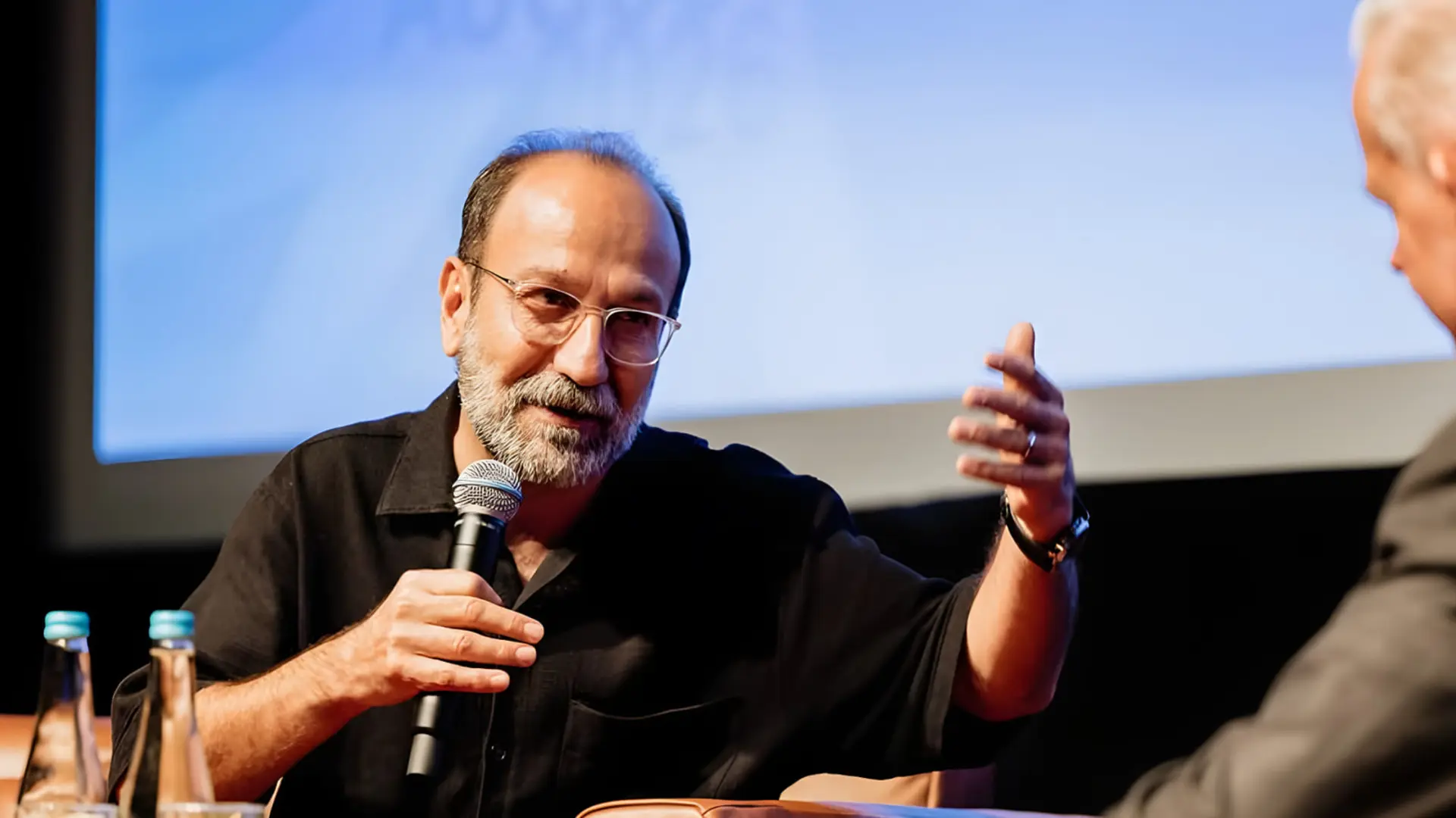 اصغر فرهادی (Asghar Farhadi) در حال صحبت با میکروفون در یک نشست