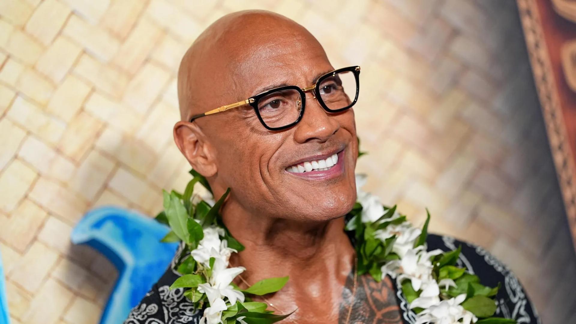 چهره دواین جانسون (Dwayne Johnson) با عینک و گل‌های دور گردن