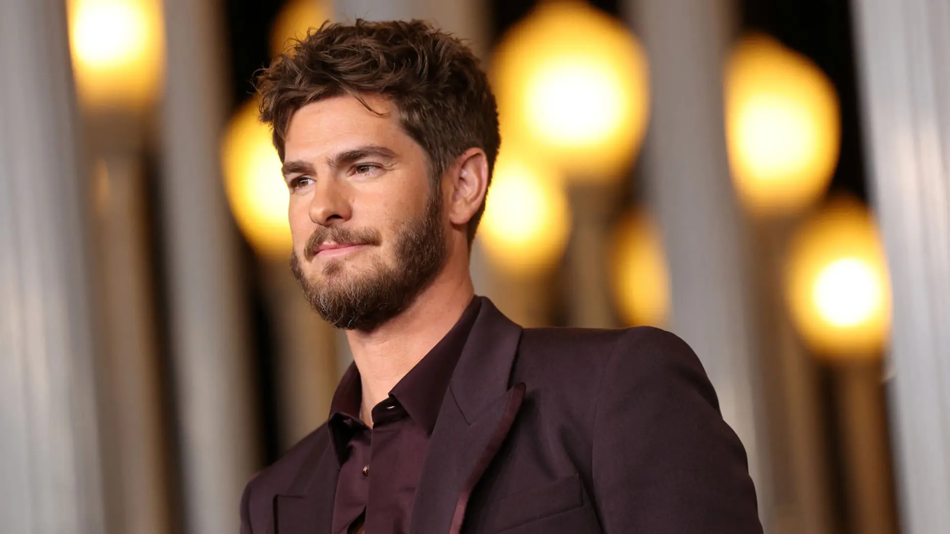 چهره اندرو گارفیلد (Andrew Garfield) با ریش و موهای قهوه‌ای در مراسم رسمی