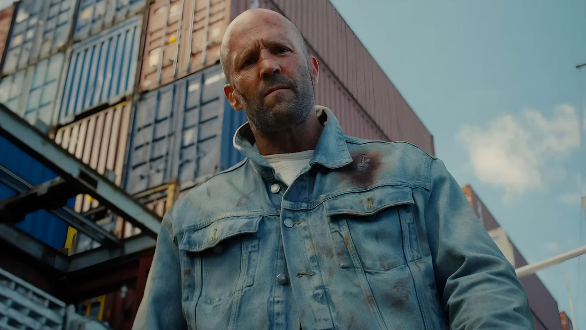 جیسون استاتهام (Jason Statham) با لباس جین در محوطه کانتینرها