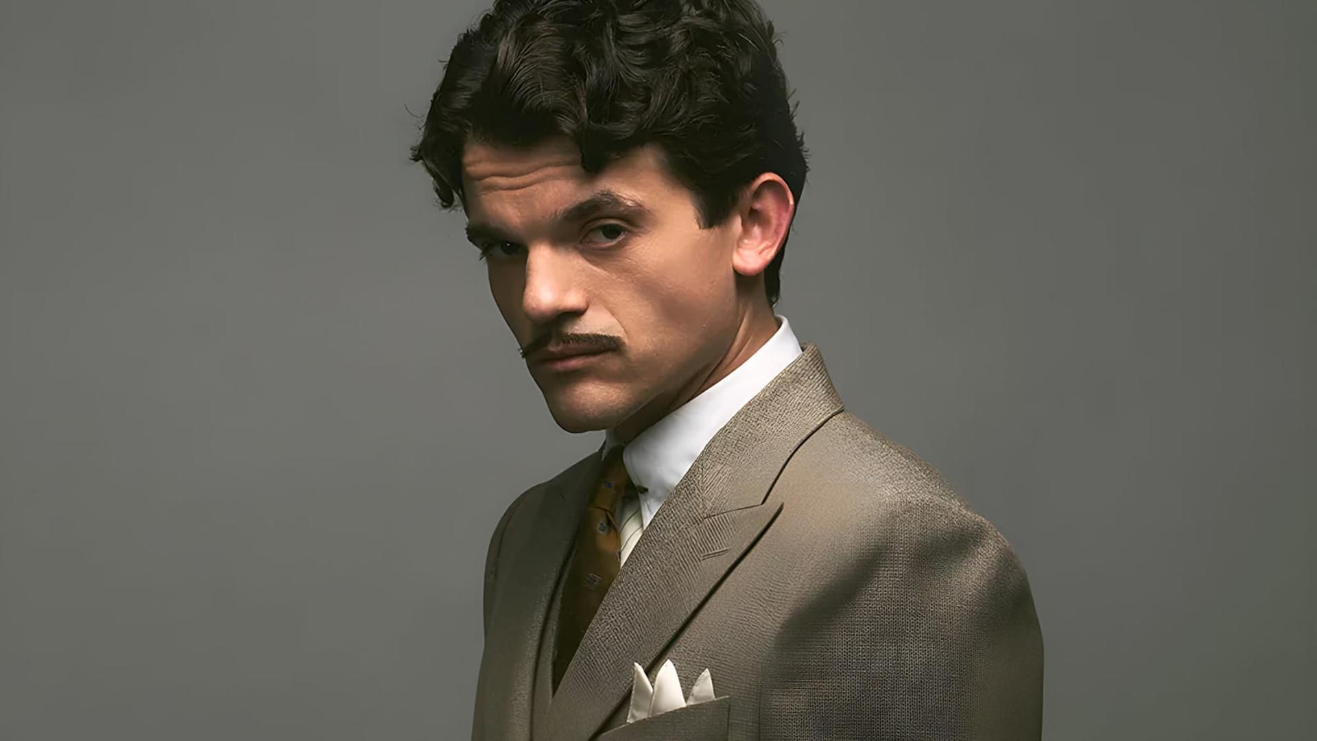 ادوارد بلومل (Edward Bluemel) در نقش کارآگاه هرکول پوآرو (Hercule Poirot) با لباس کلاسیک