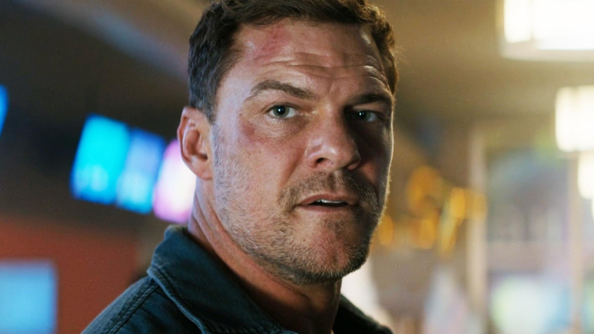 جک ریچر (Jack Reacher) با چهره‌ای خسته و آسیب‌دیده در محیطی تاریک
