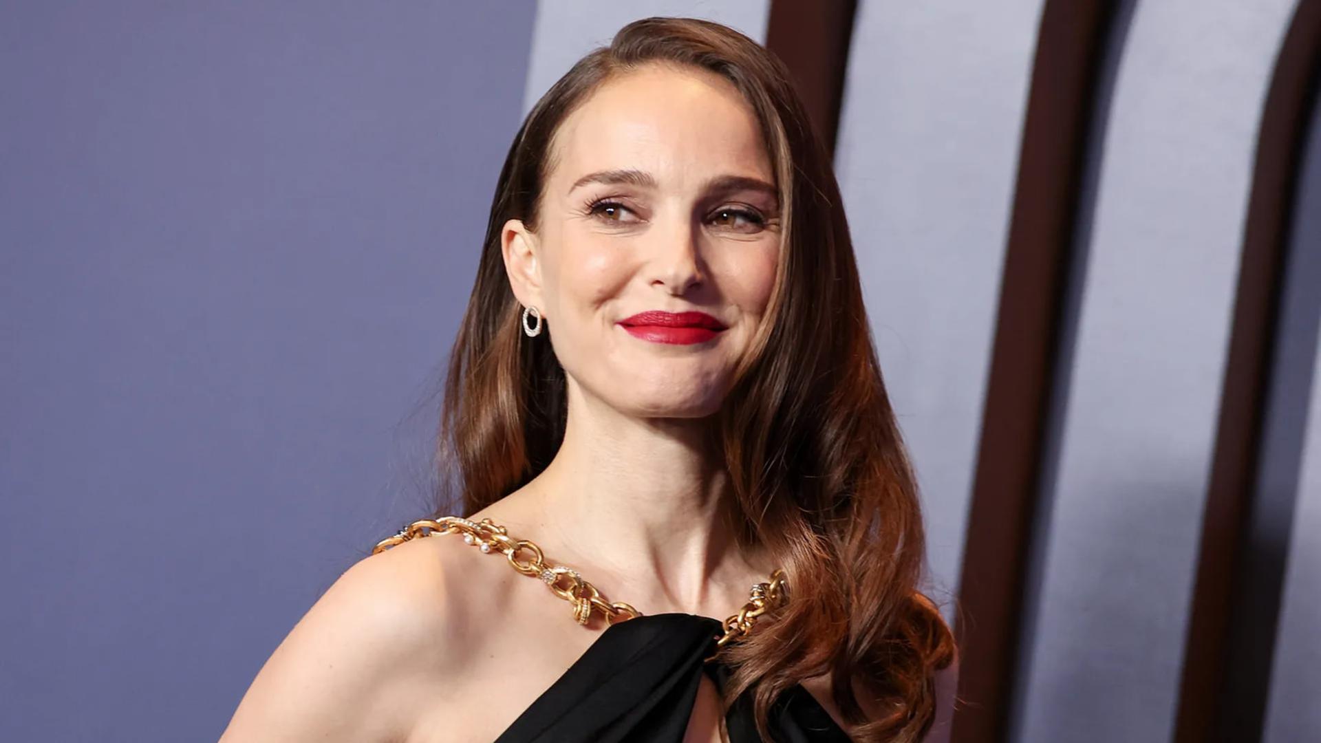 ناتالی پورتمن (Natalie Portman) با لبخند در یک مراسم