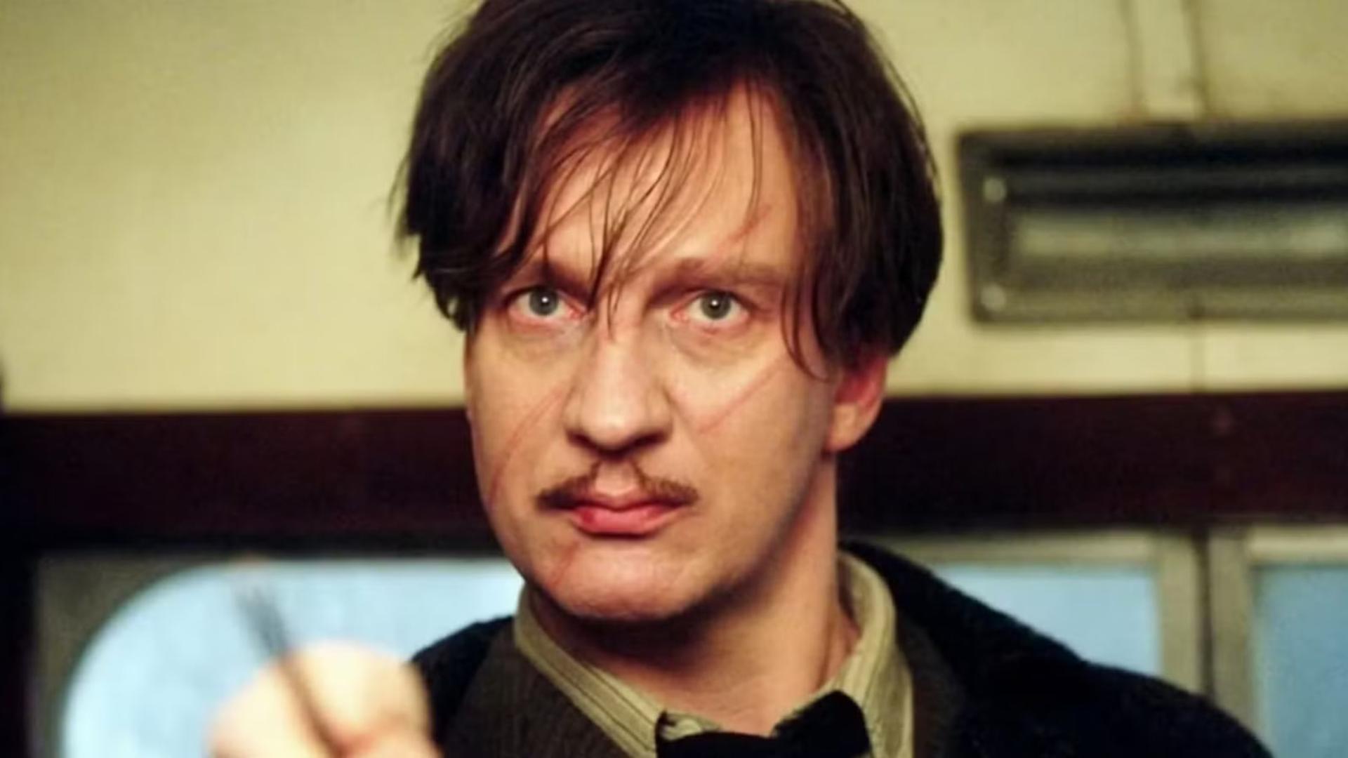 ریموس لوپین (Remus Lupin) با چهره‌ای جدی و چوبدستی جادویی در فیلم هری پاتر