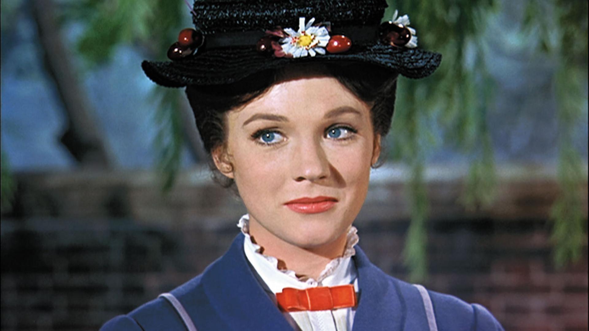 مری پاپینز (Mary Poppins) با کلاه سیاه گل‌دار و لباس آبی