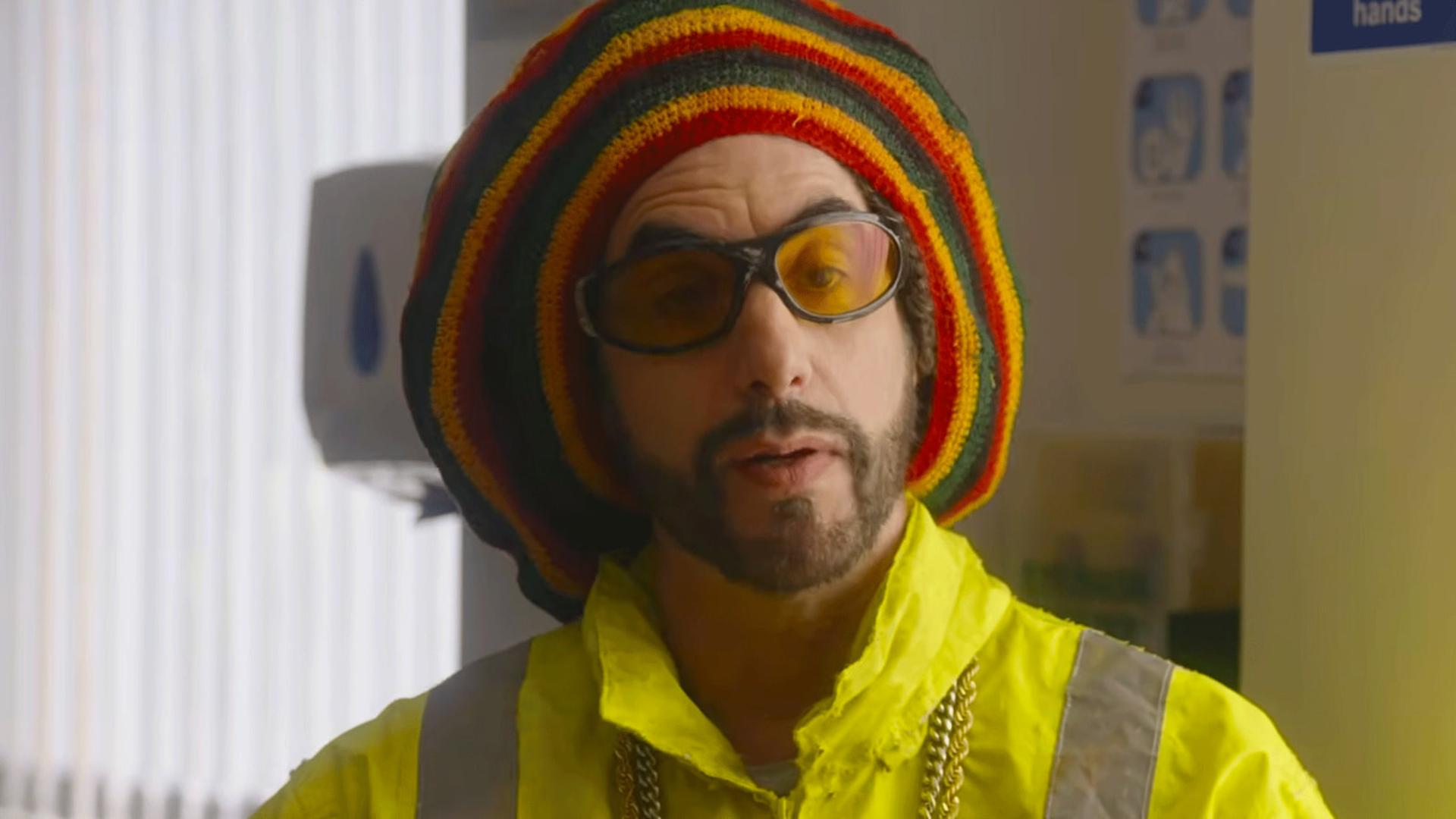 ساشا بارون (Sacha Baron Cohen) با کلاه رنگی و عینک زرد در فیلم Ali G: Who Iz I