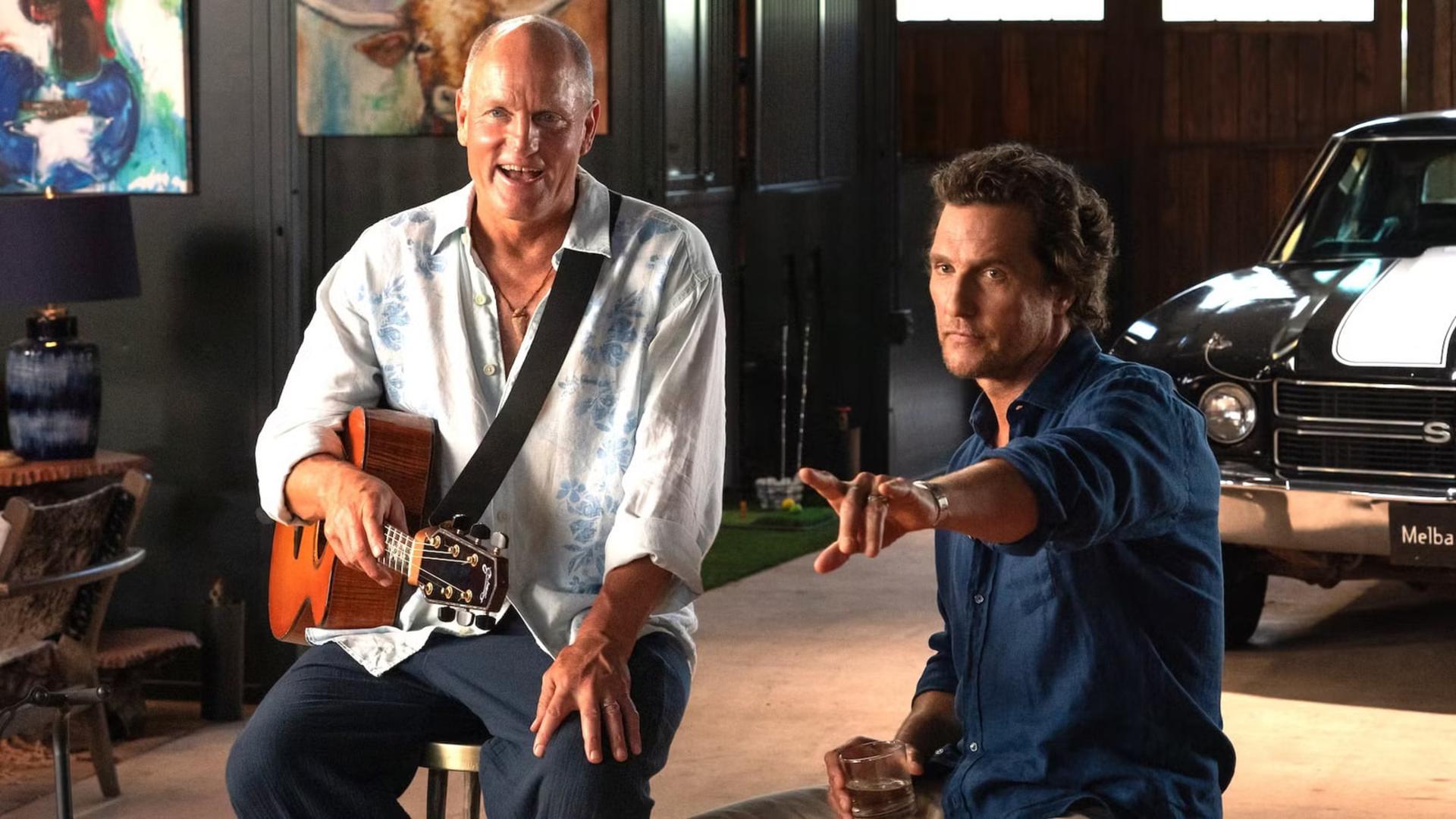 متیو مک‌کاناهی (Matthew McConaughey) و وودی هارلسون (Woody Harrelson) در صحنه‌ای از سریال کمدی برادران