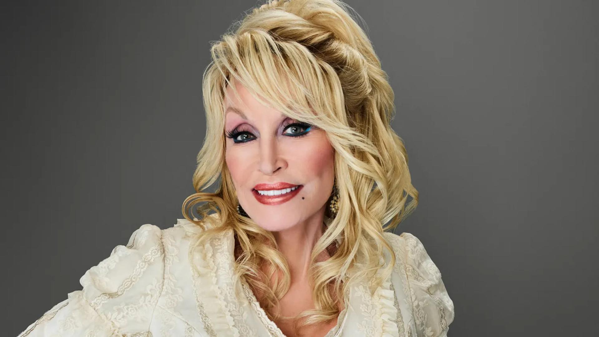 چهره دالی پارتون (Dolly Parton) با موهای بلوند و آرایش پررنگ