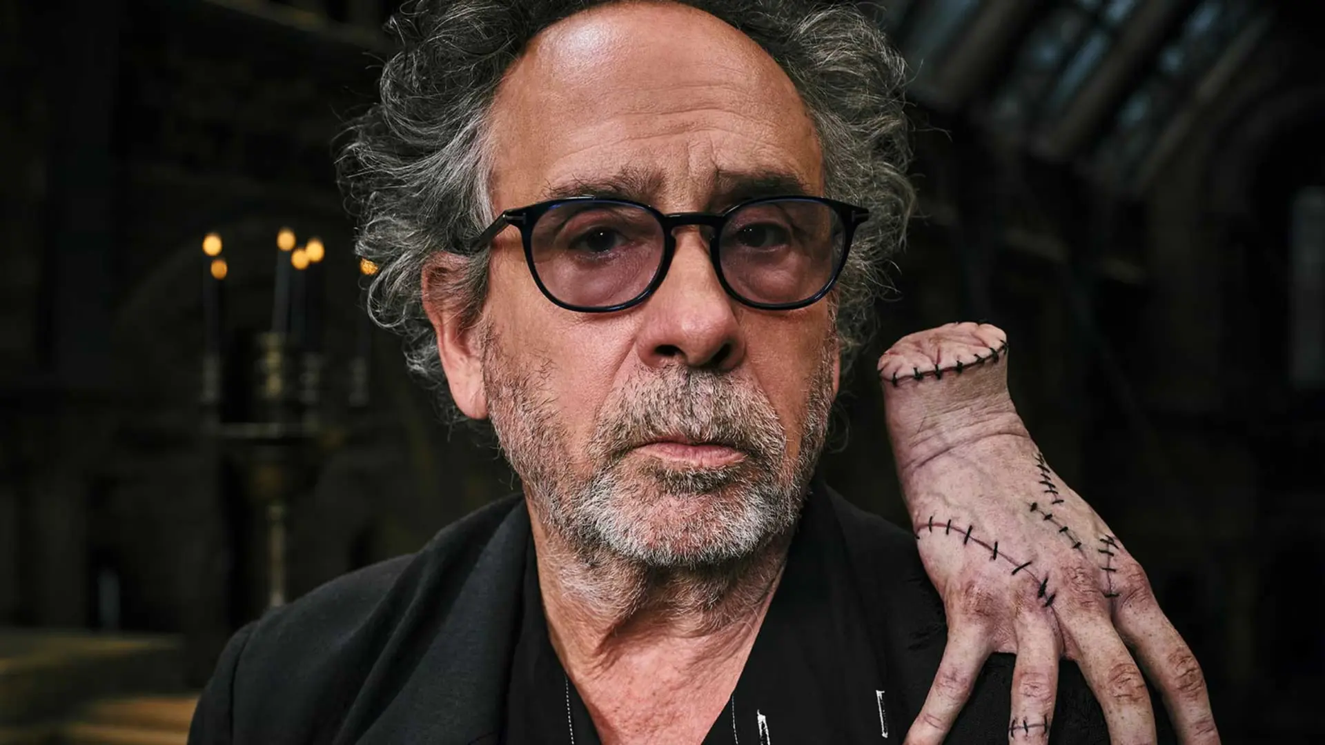 تیم برتون (Tim Burton) با دست معروف سریال ونزدی