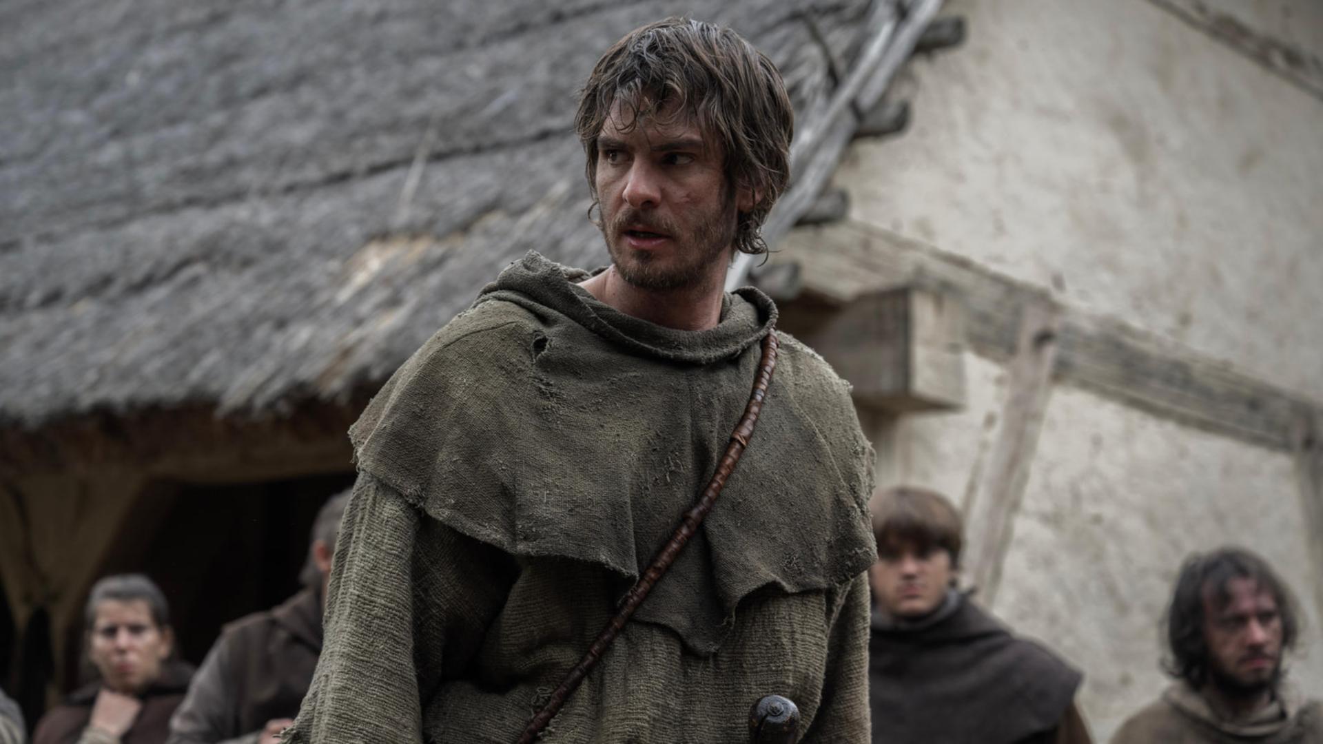 اندرو گارفیلد (Andrew Garfield) با لباس تاریخی در صحنه فیلم‌برداری