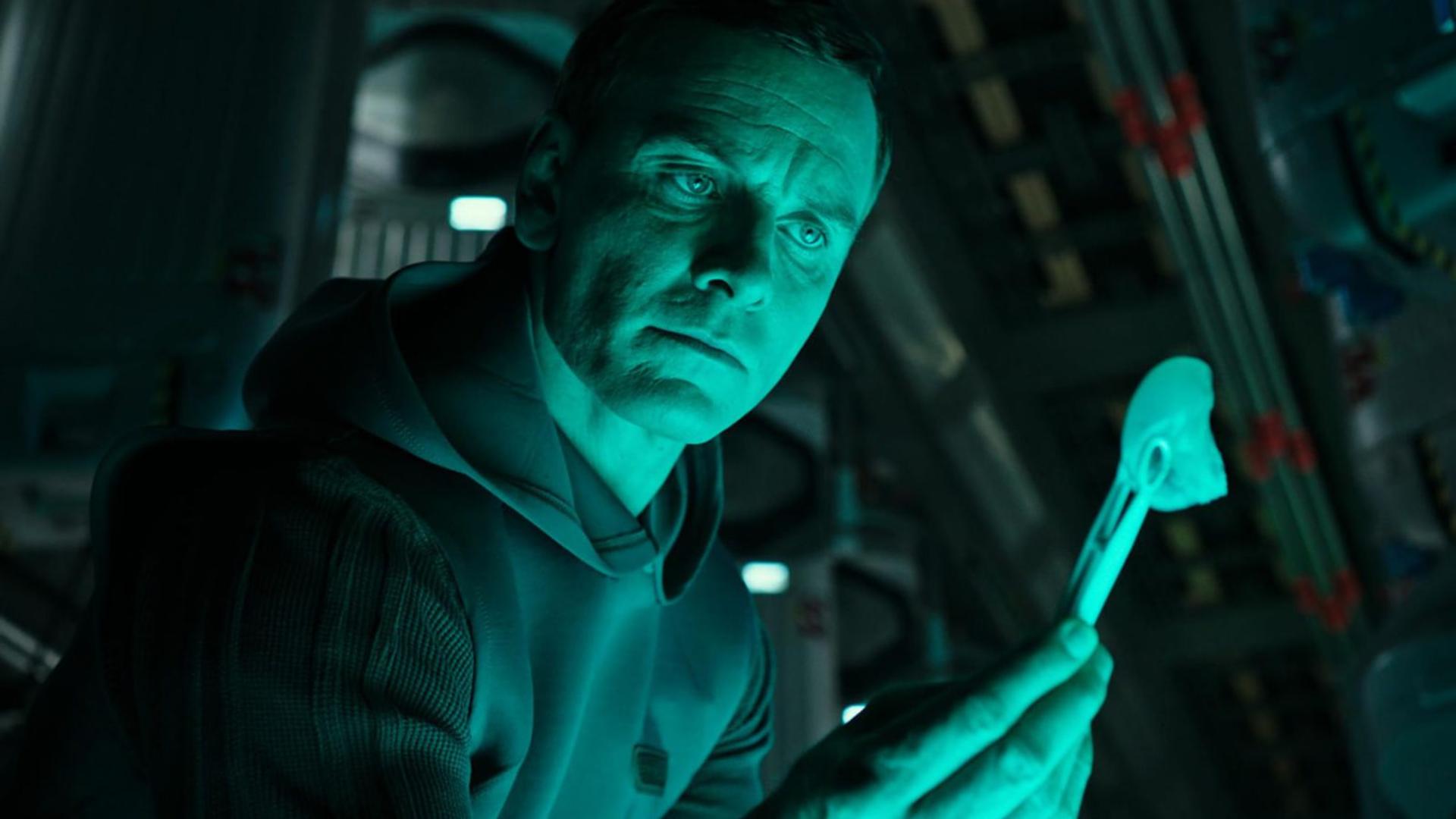 مایکل فاسبندر در (Alien: Covenant) در حال بررسی یک شیء در فضا