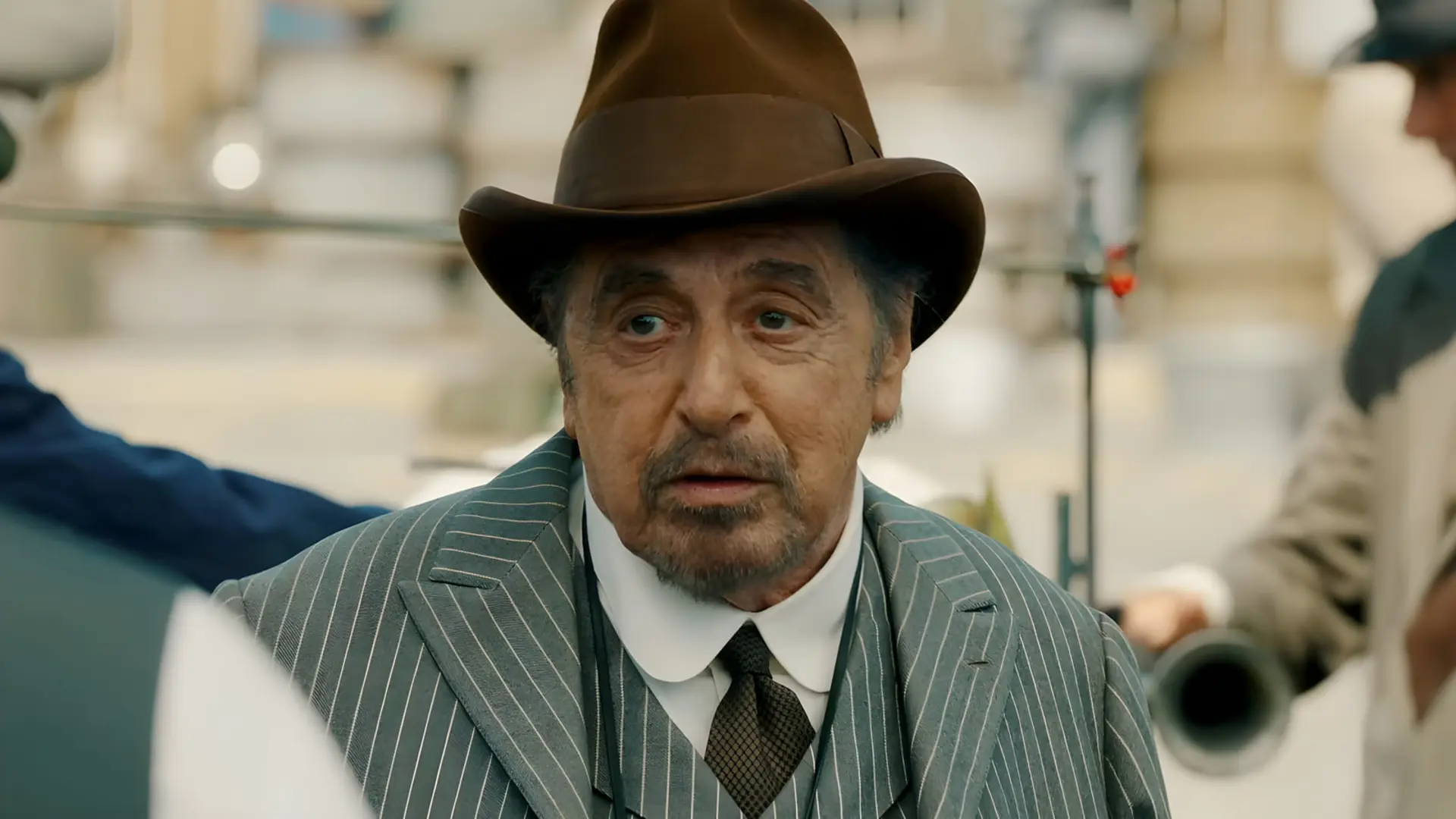 آل پاچینو (Al Pacino) با کلاه قهوه‌ای و کت راه‌راه در فیلم مازراتی