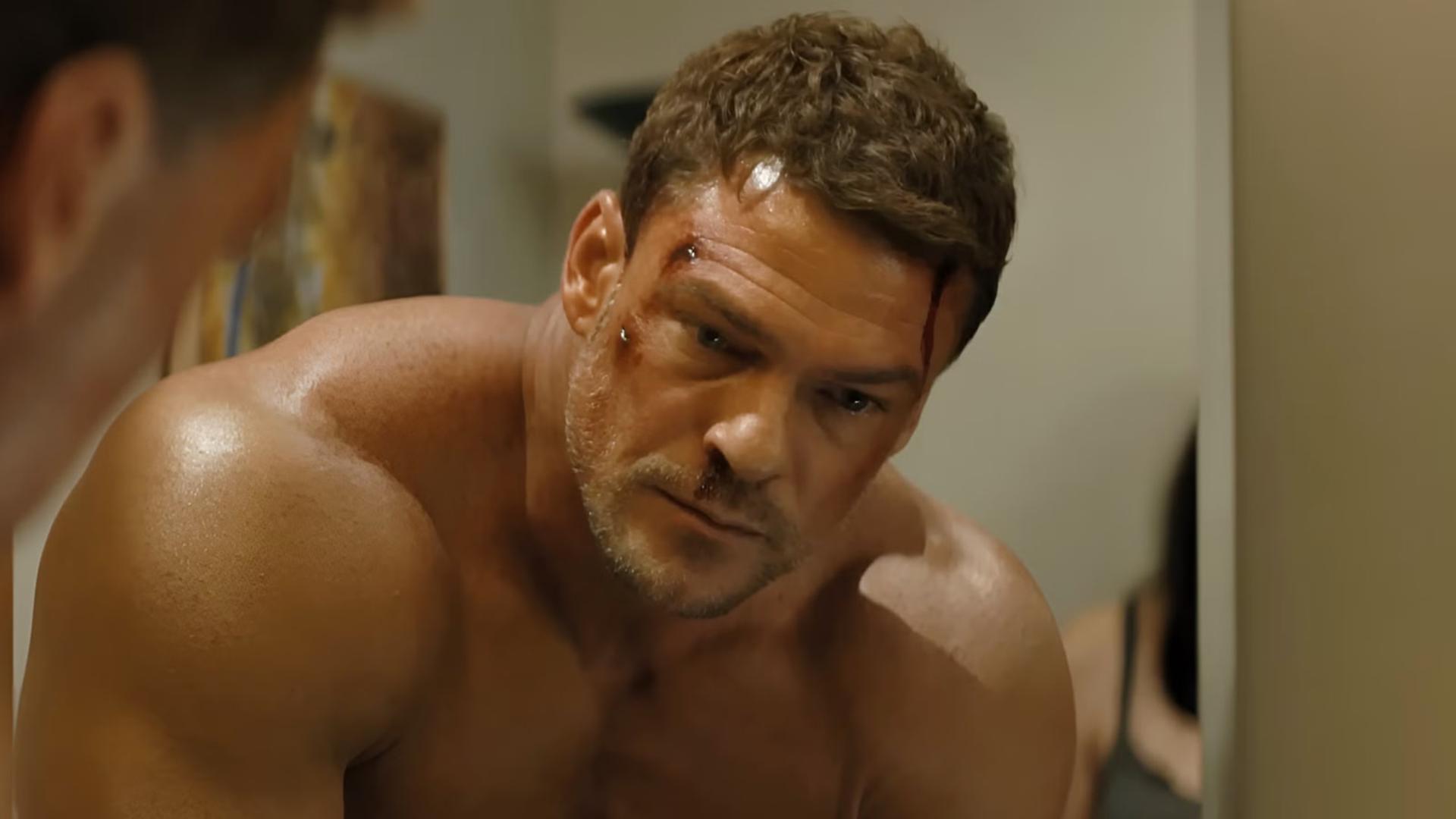 جک ریچر (Jack Reacher) با صورت زخمی و خونین در سریال ریچر
