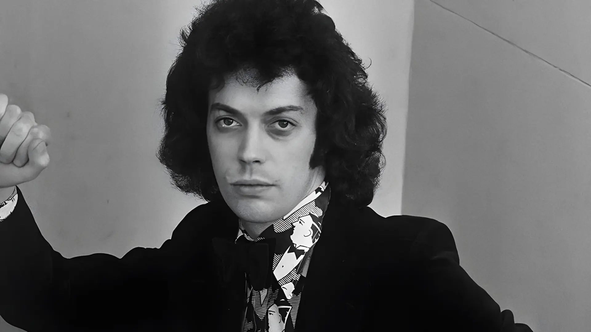 تیم کوری (Tim Curry) بازیگر و خواننده مشهور با موهای پرپشت