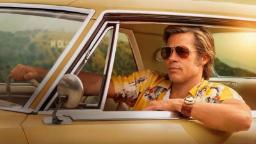برد پیت (Brad Pitt) با عینک آفتابی پشت فرمان خودروی کلاسیک نشسته است