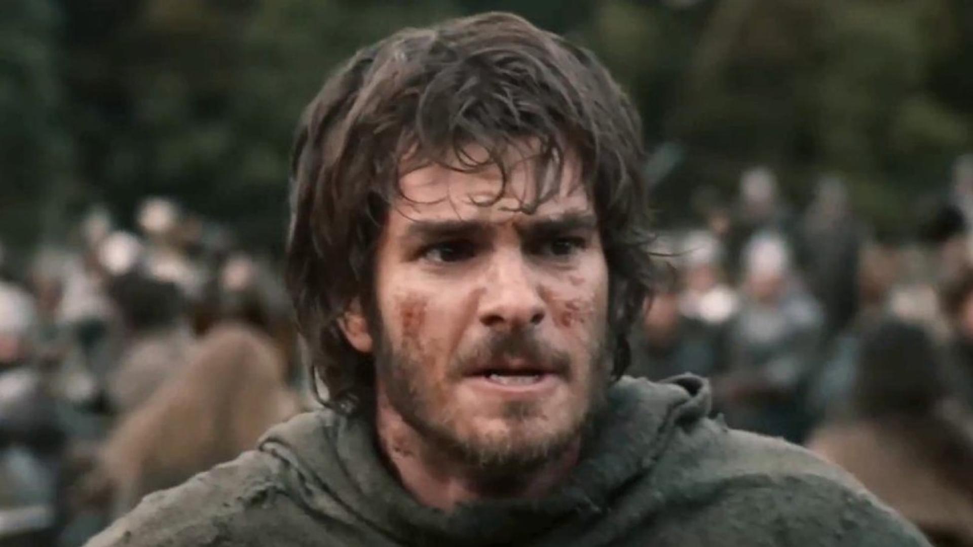 اندرو گارفیلد (Andrew Garfield) با چهره‌ای خسته در صحنه فیلم The Uprising