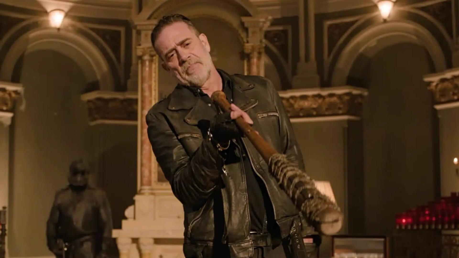 نیگان (Negan) با چکش خیش معروف خود در فضای داخلی یک کلیسا