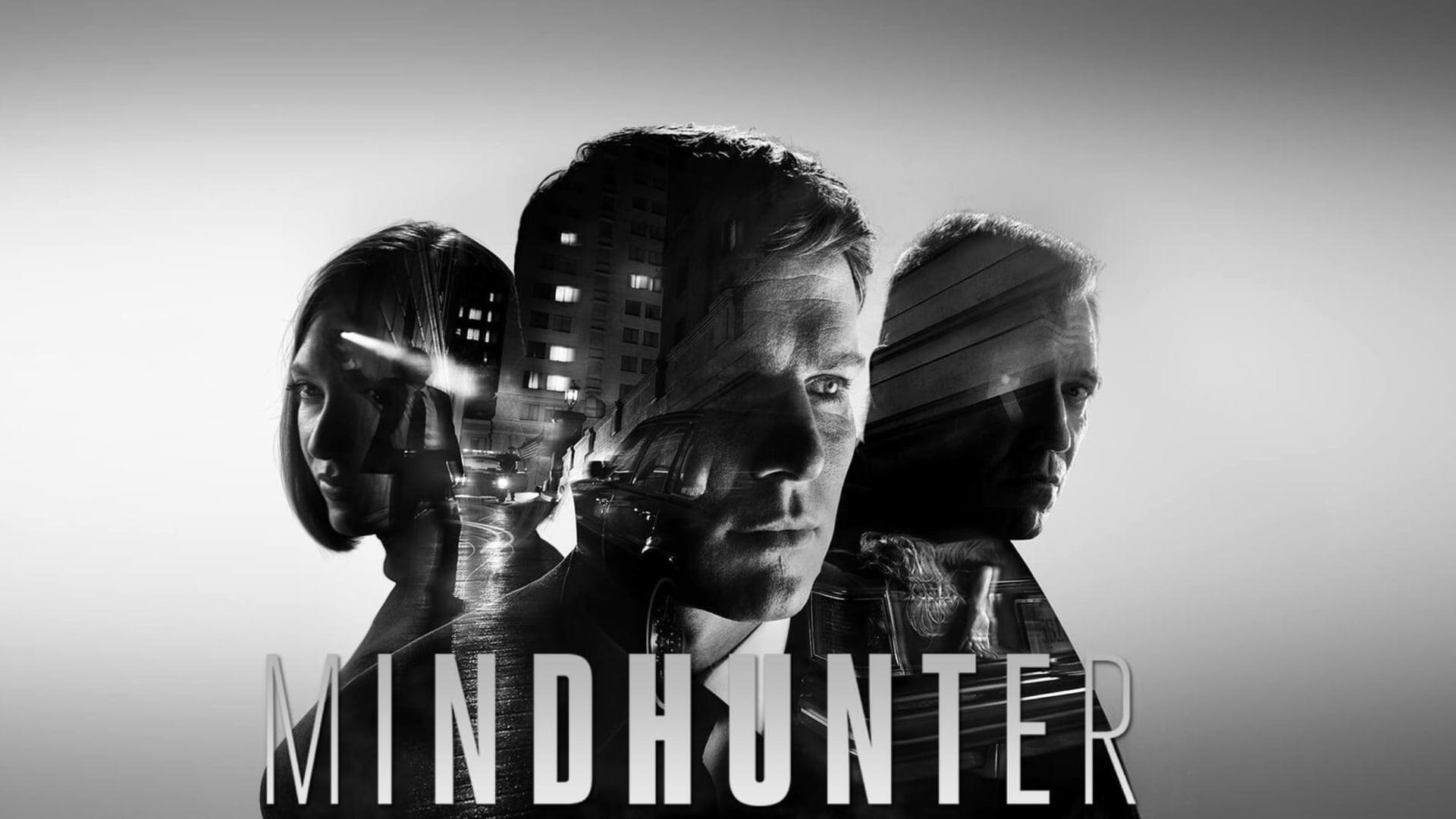 چهره سه شخصیت اصلی سریال شکارچی ذهن (Mindhunter) با نمای دوبلکس از خیابان