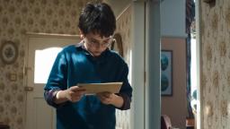 هری پاتر (Harry Potter) در حال خواندن نامه جادویی در خانه