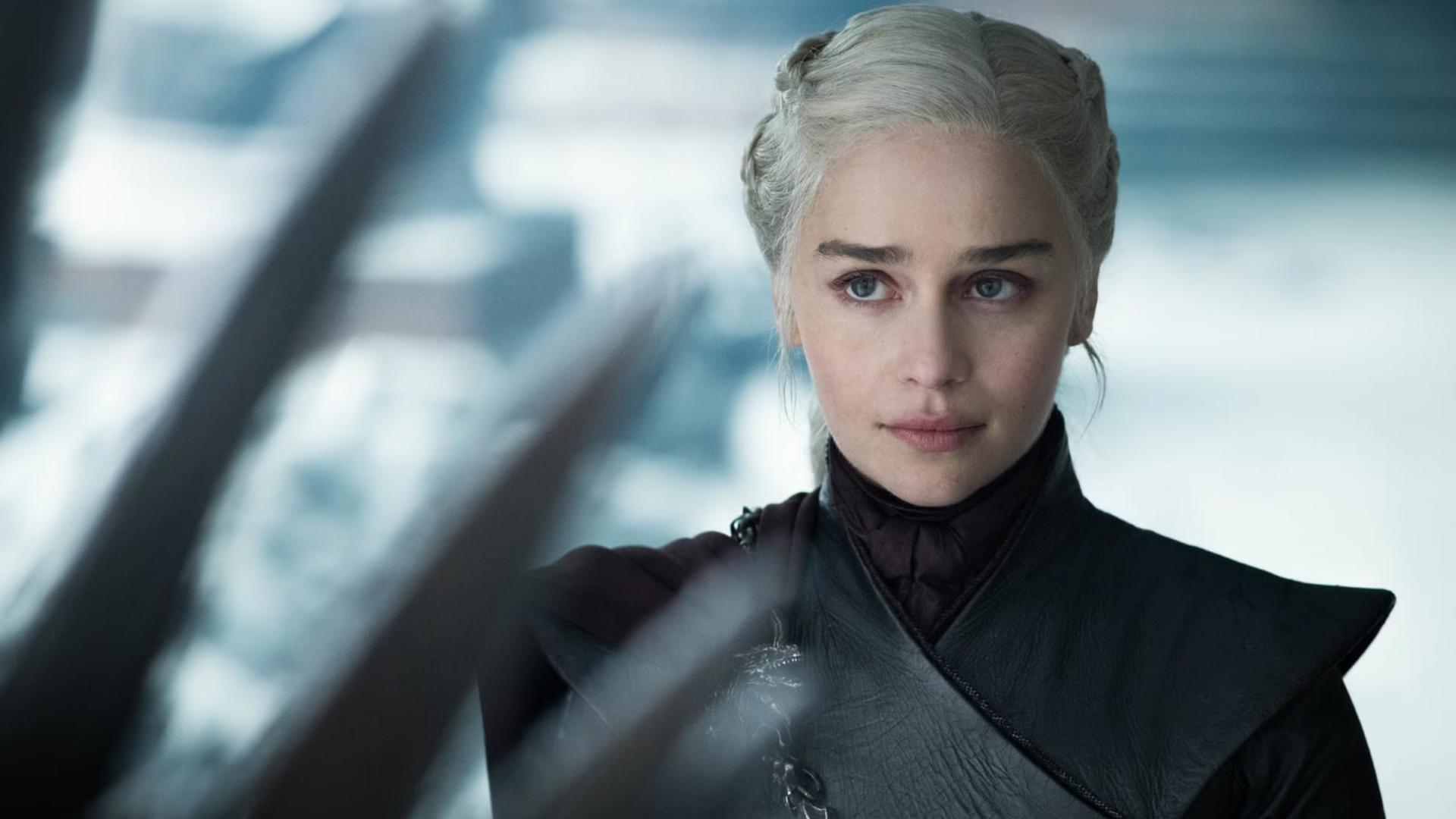 دنریس تارگرین (Daenerys Targaryen) در حال تماشای تخت آهنین