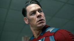 چهره متعجب جان سینا (John Cena) در لباس شخصیت پیس‌میکر (Peacemaker)