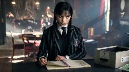 جنا اورتگا (Jenna Ortega) در نقش شخصیت ونزدی آدامز در سریال ونزدی