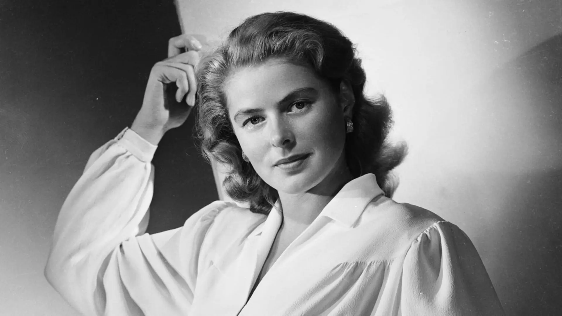 اینگرید برگمن (Ingrid Bergman) با لباسی سفید در یک عکس پرتره کلاسیک