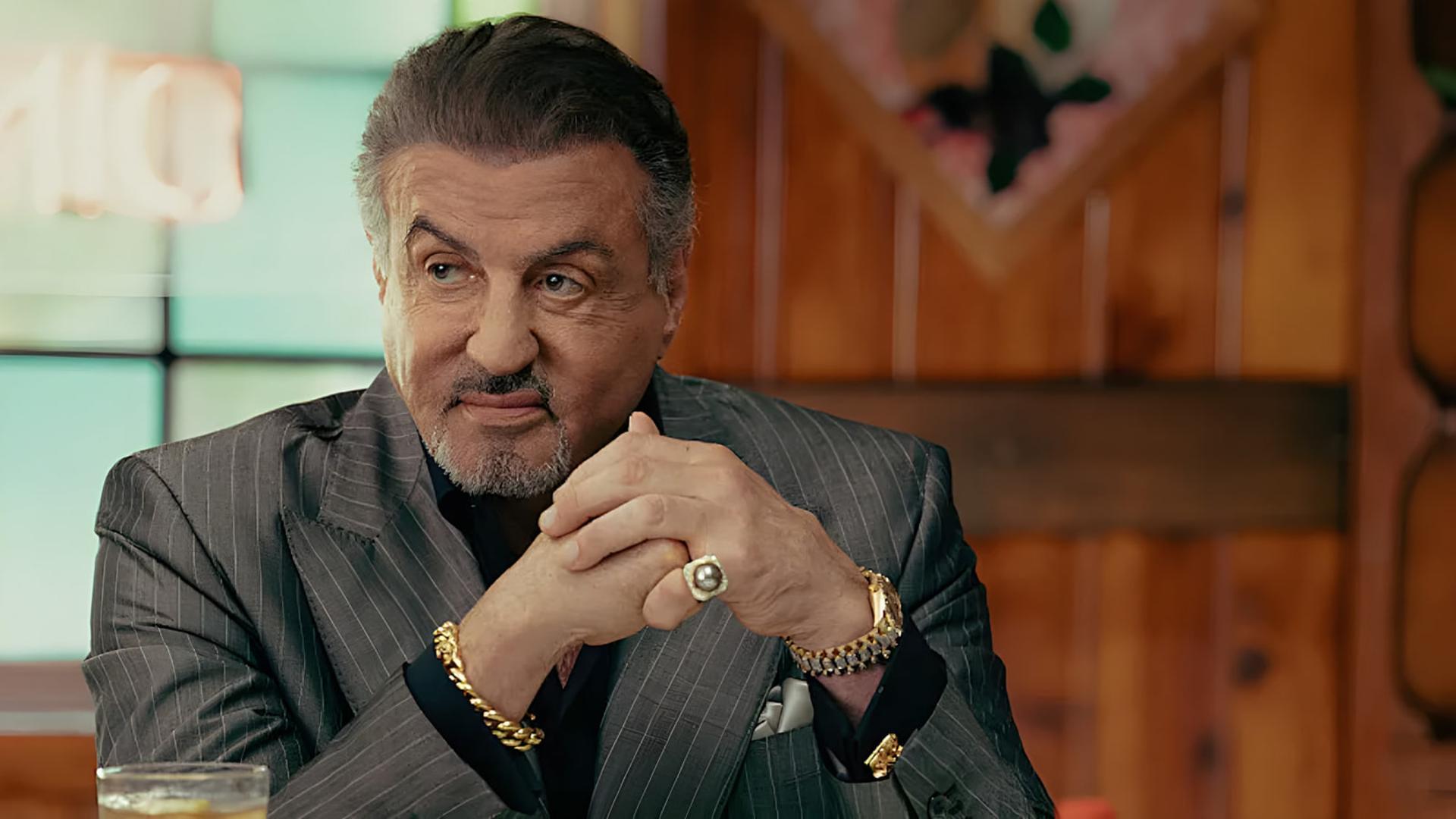سیلوستر استالونه (Sylvester Stallone) با کت و شلوار راه‌راه در سکانس فیلم