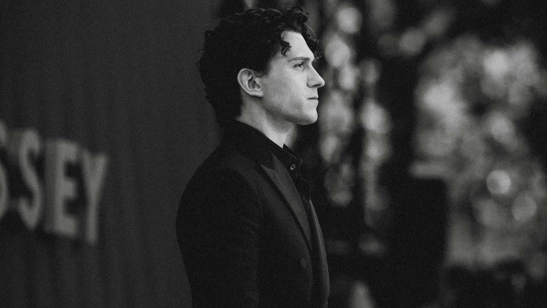 تام هالند (Tom Holland) در مراسم رسمی سینما با نمای نیم‌رخ