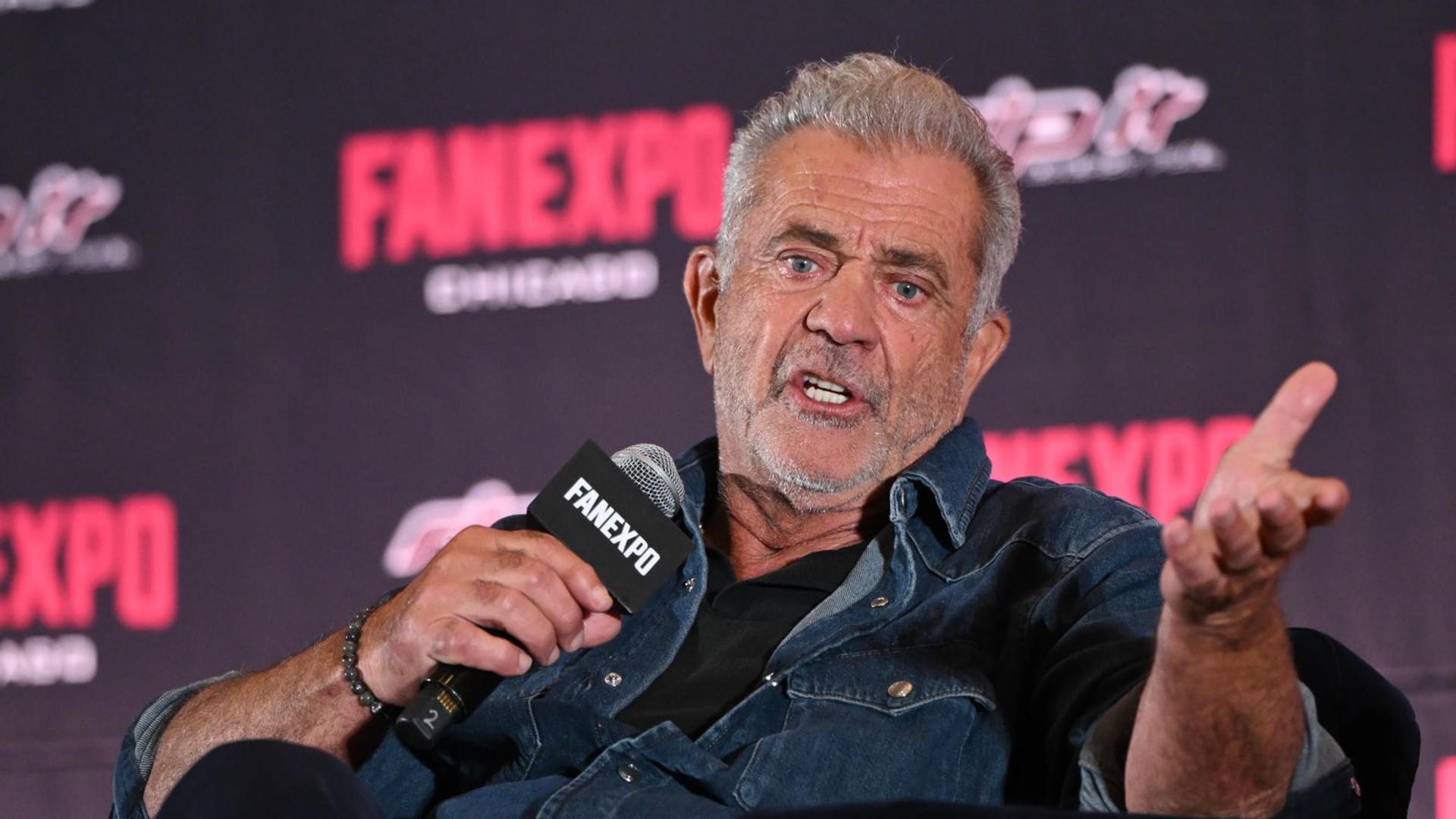 مل گیبسون (Mel Gibson) در حال صحبت در رویداد فن‌اکسپو شیکاگو