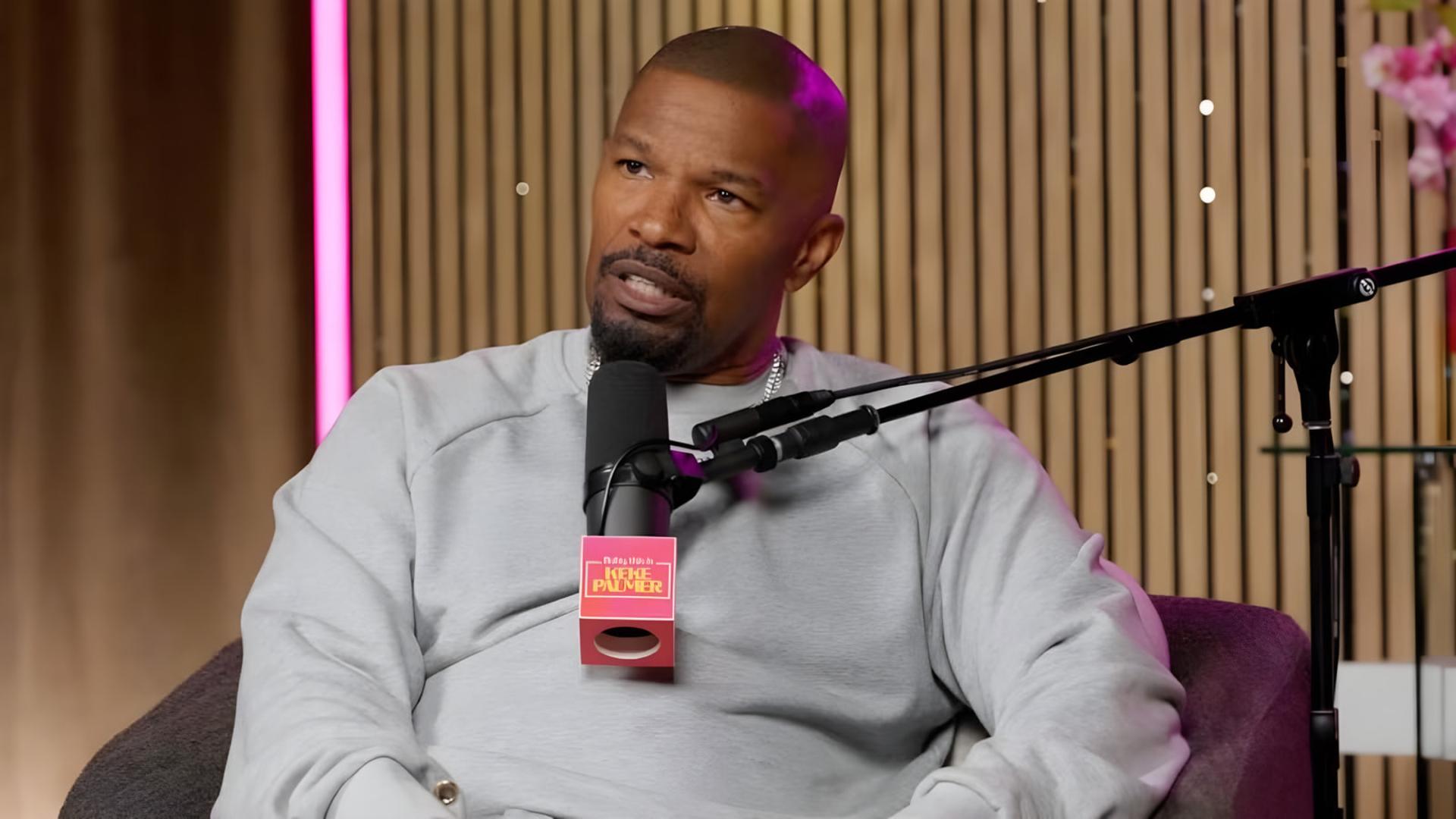 جیمی فاکس (Jamie Foxx) در حال صحبت مقابل میکروفون در یک استودیو