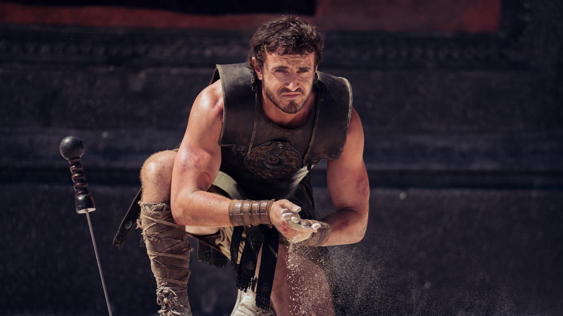پل مسکال بازیگر فیلم گلادیاتور ۲ (Gladiator II) در حال ریختن خاک از دست