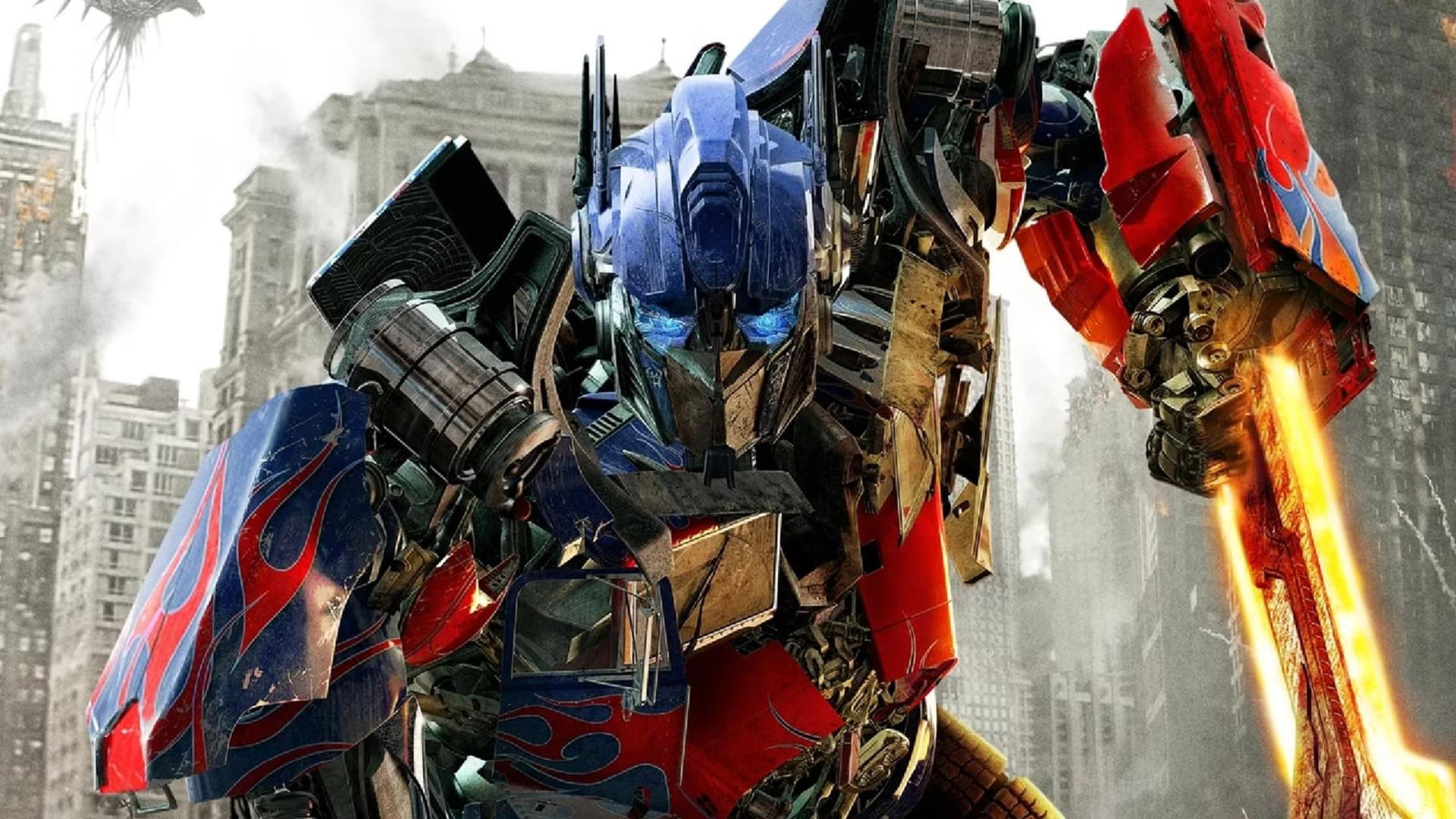 ربات آپتیموس پرایم (Optimus Prime) با شمشیر در میان ویرانه‌های شهر