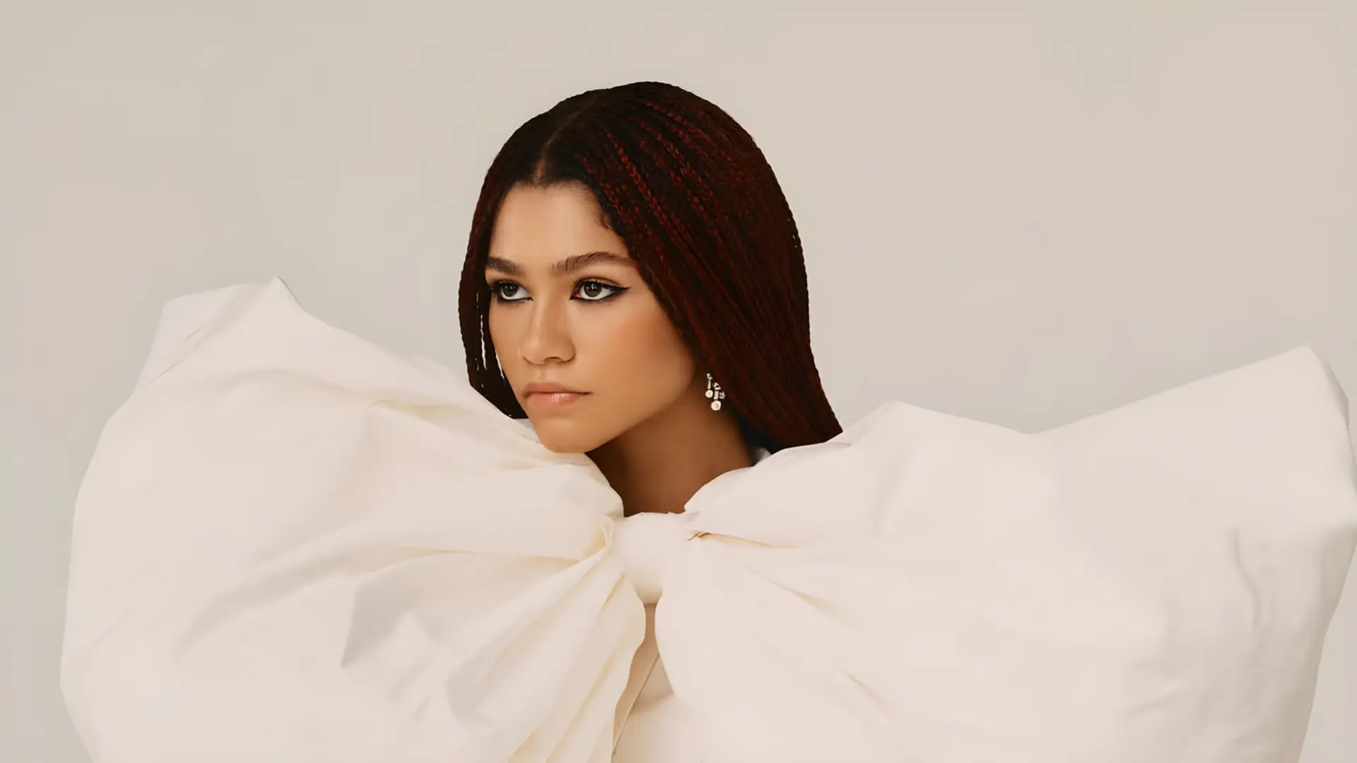 زندایا (Zendaya) با موهای بافته شده و لباس سفید در استودیوی عکاسی