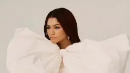 زندایا (Zendaya) با موهای بافته شده و لباس سفید در استودیوی عکاسی