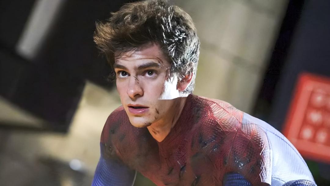 اندرو گارفیلد (Andrew Garfield) با لباس مرد عنکبوتی و چهره‌ای خسته