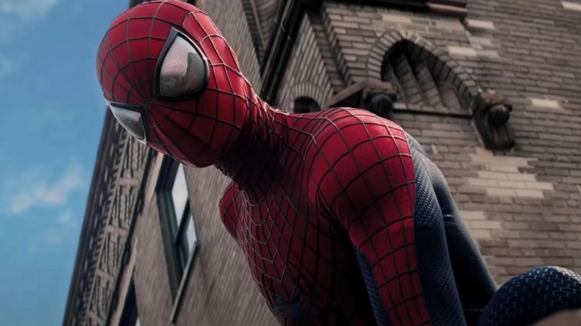 مرد عنکبوتی (Spider-Man) با لباس قرمز و آبی در مقابل ساختمان‌های آجری