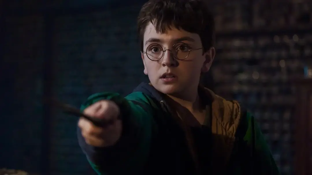 هری پاتر (Harry Potter) با عینک گرد با چوبدستی در تریلر جدید