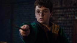 هری پاتر (Harry Potter) با عینک گرد با چوبدستی در تریلر جدید