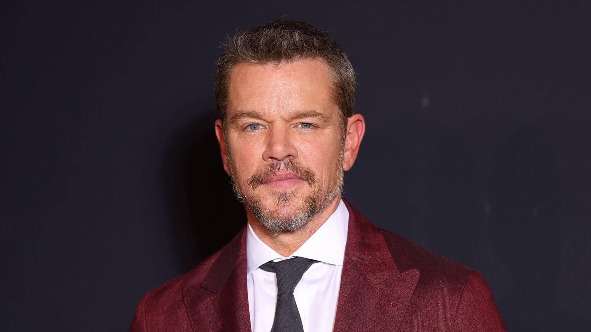 مت دیمون (Matt Damon) با کت زرشکی و پیراهن سفید