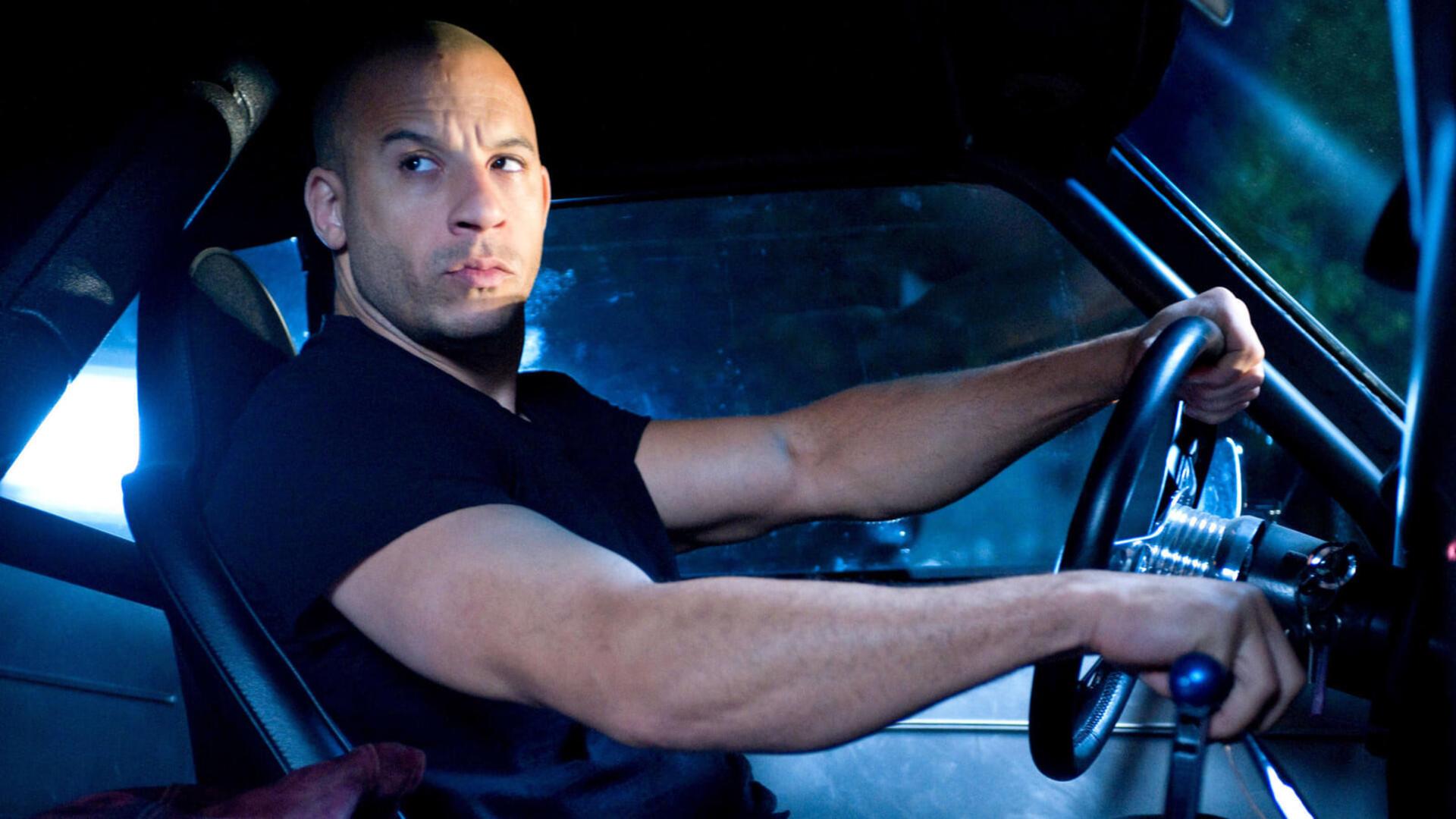 وین دیزل (Vin Diesel) در حال رانندگی با خودرو در شب