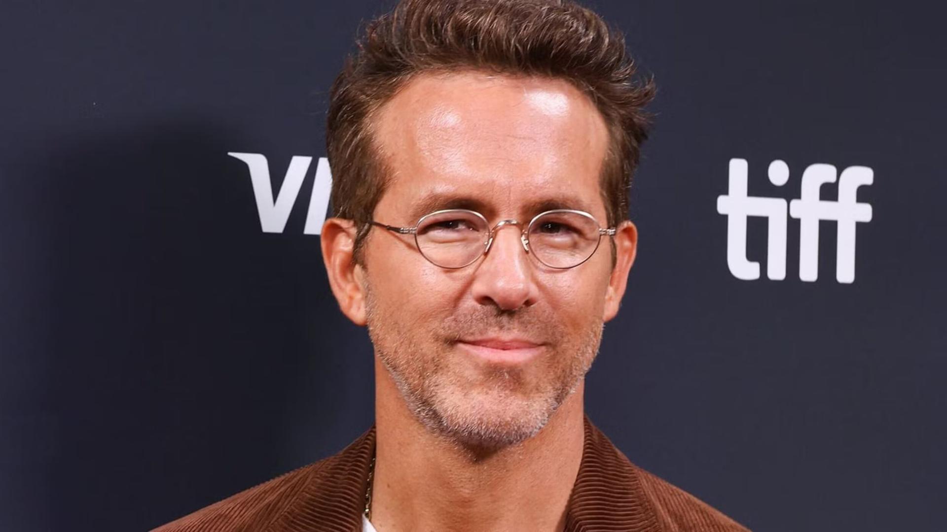 رایان رینولدز (Ryan Reynolds) با عینک طبی در رویداد تلیف