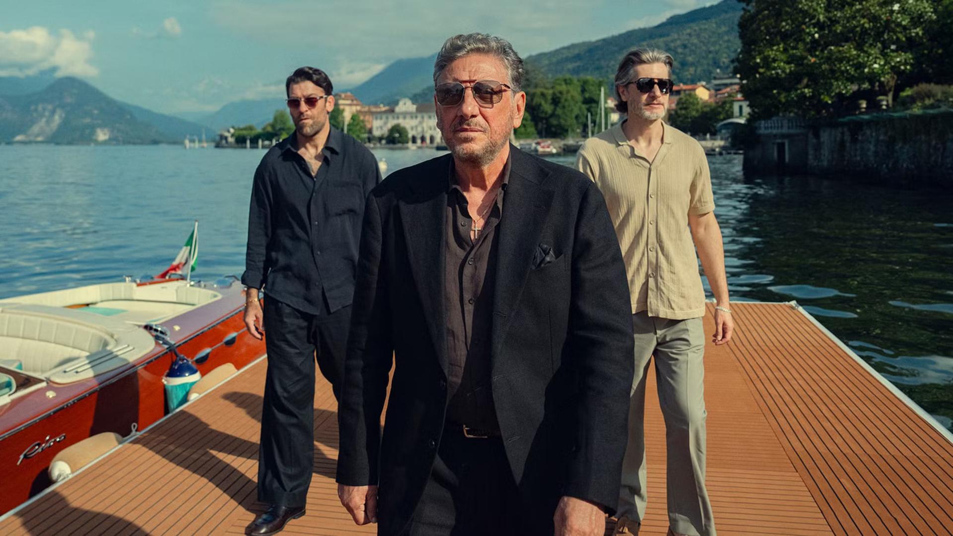 سرجیو کاستلیتو (Sergio Castellitto) و بازیگران سریال جنتلمن (The Gentlemen) در کنار دریاچه