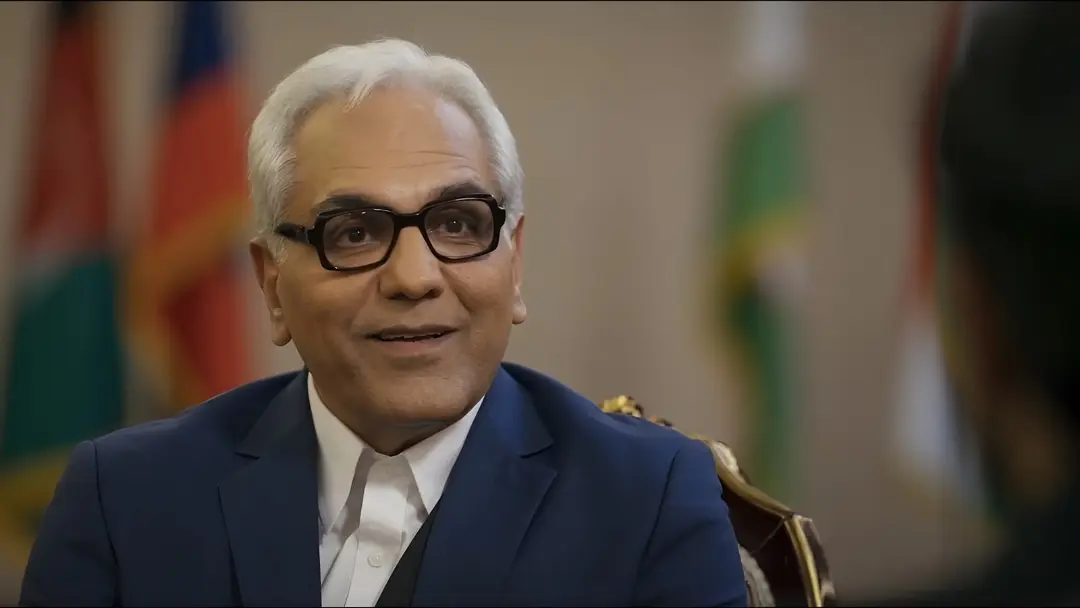 بازیگر سریال مرد سه هزار چهره (Man of Three Thousand Faces) با عینک سیاه
