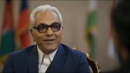 بازیگر سریال مرد سه هزار چهره (Man of Three Thousand Faces) با عینک سیاه