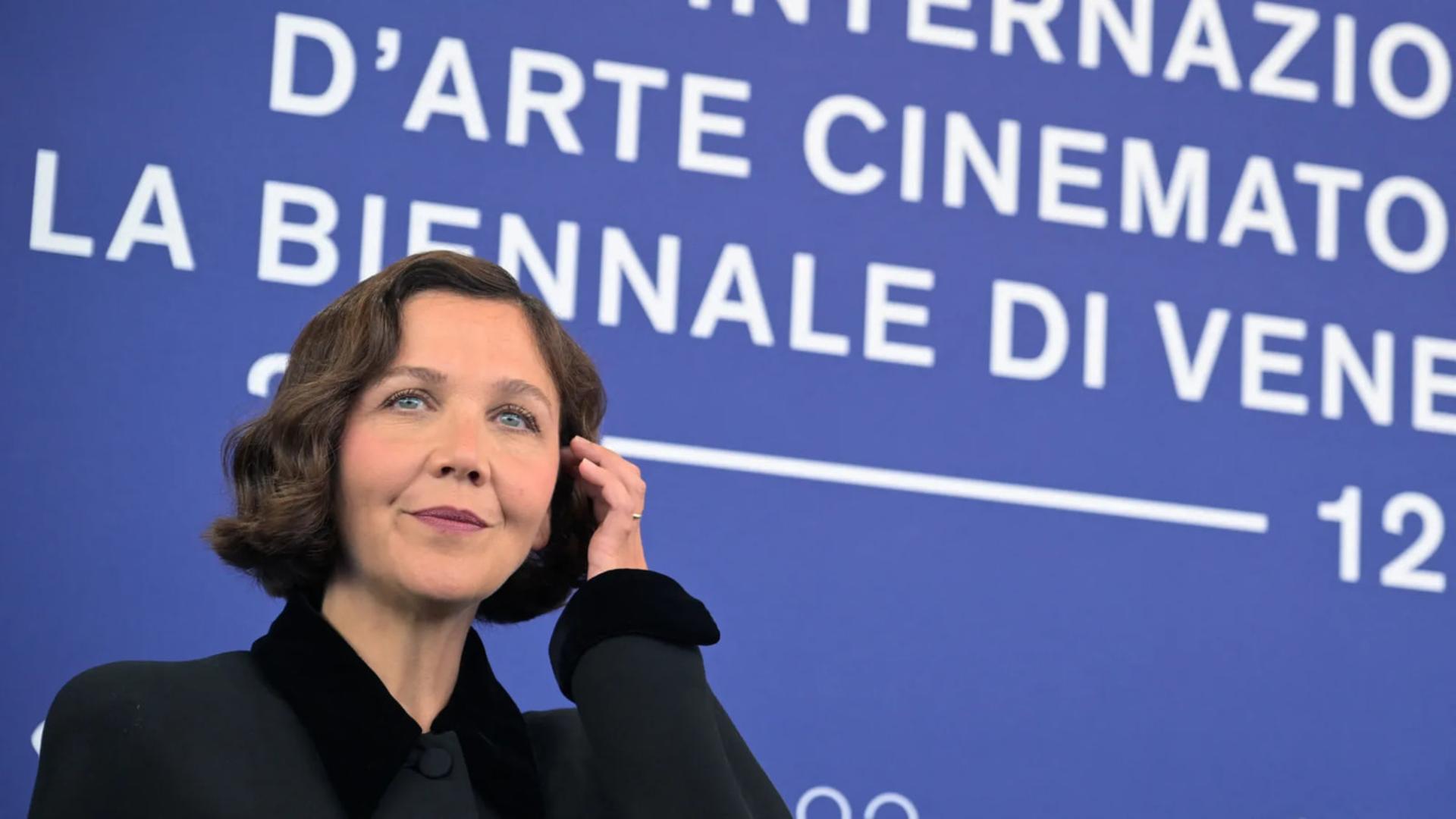 کارگردان زن در مقابل بنر جشنواره فیلم ونیز (La Biennale di Venezia)