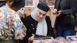 نرگس آبیار امضای کتاب نفس‌های تازه 