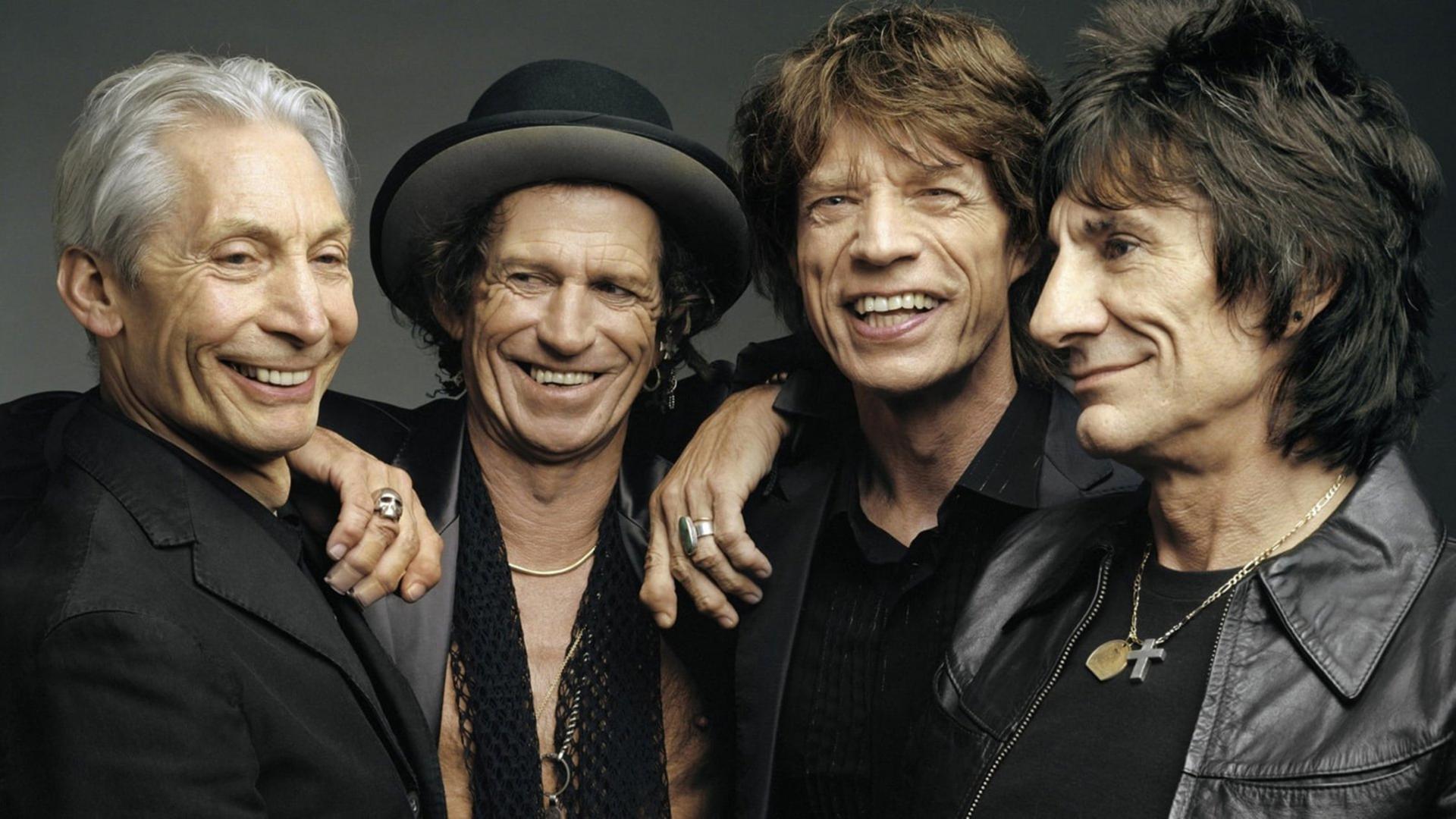 اعضای گروه موسیقی رولینگ استونز (The Rolling Stones) در کنار یکدیگر